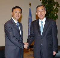 杨洁篪（左）在会见联合国秘书长潘基文