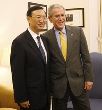 杨洁篪（左）和布什